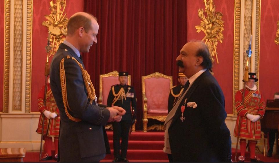 Prince William jokes with Manoj Joshi at Buckingham…