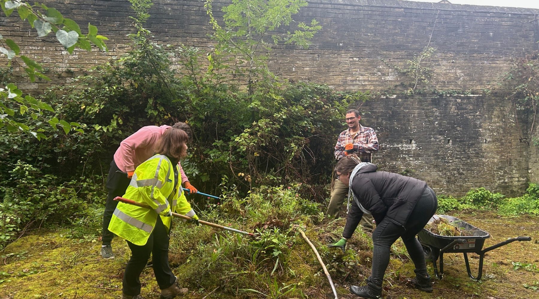 Team of volunteers transform area of Bradford park…