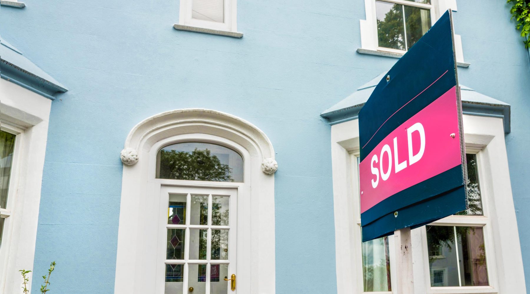 Bank shuts down all new mortgage deals after&hellip;