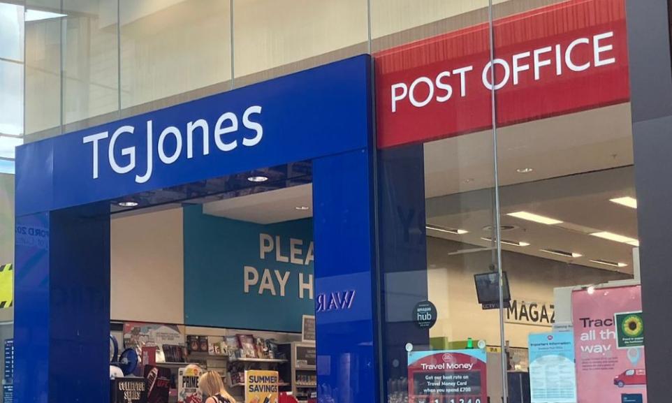 High street chain hosts closing down sale with…