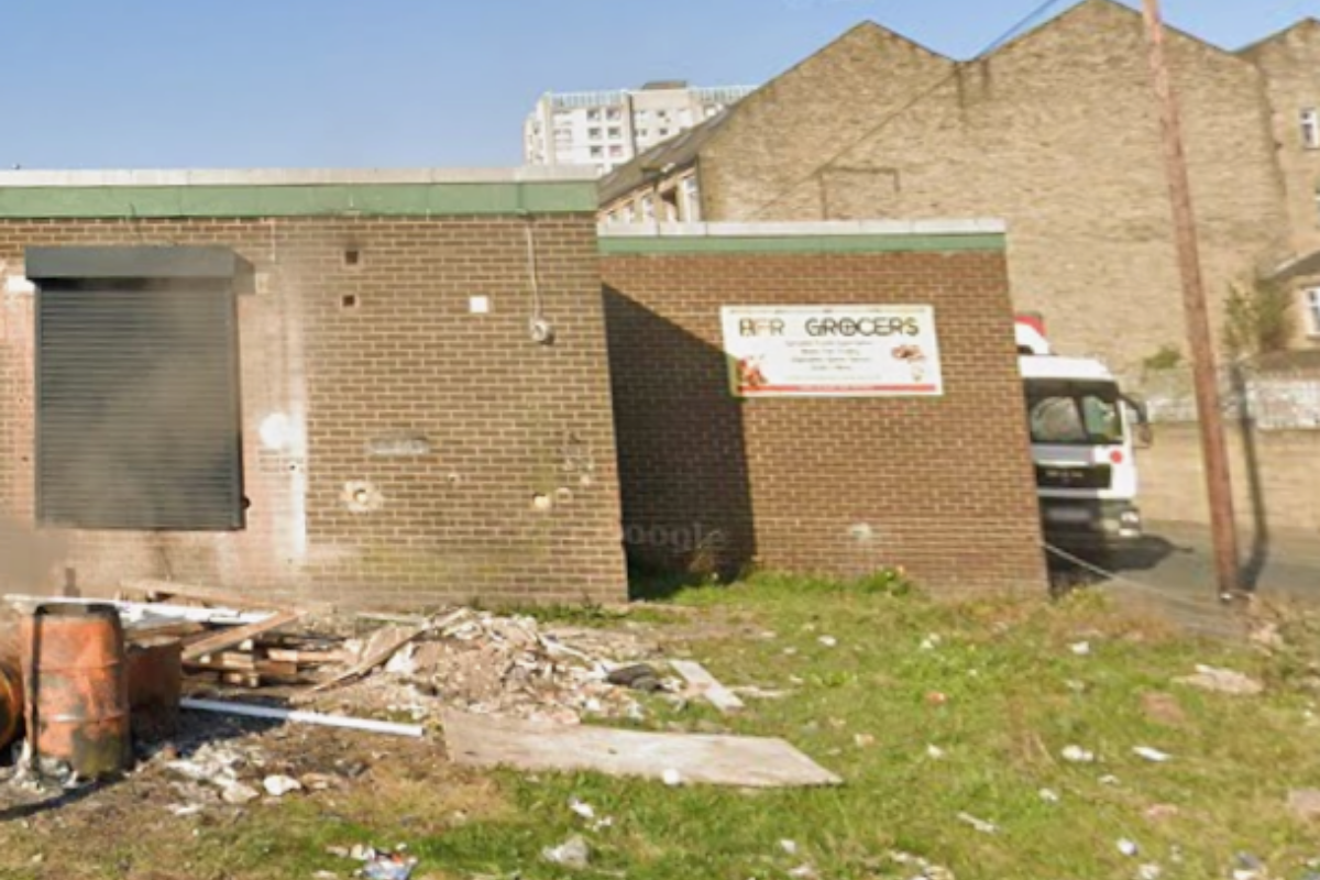 Cash and carry with mould and loose dried…